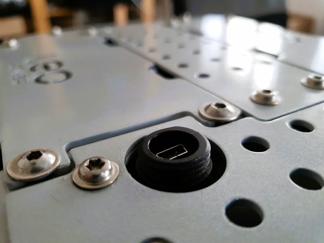Leo Rover&rsquo;s miniUSB socket
